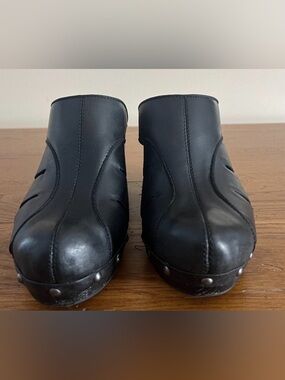 Korks “Neneh” Black Leather Slip-On Clog Platform Heels Sz 8 runs big, great con
